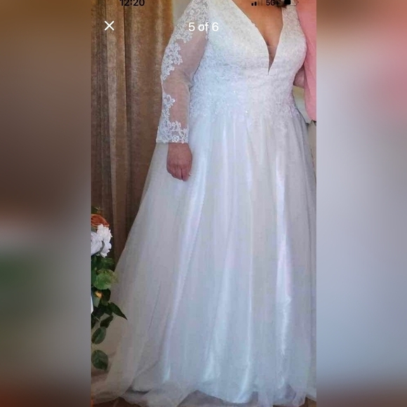 Laura Beth Wedding Dress - Picture 1 of 10